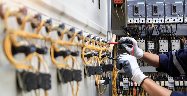 Professional Electrician technician working in Oakland, MO